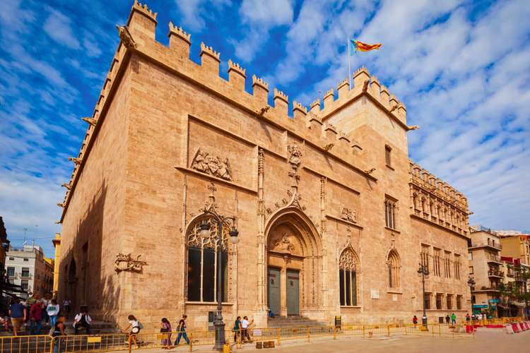 Descubre Valencia con tours oficiales en autobús con paradas libres – Rutas flexibles, monumentos icónicos y vistas panorámicas en 2025
