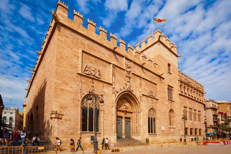 Descoperă Valencia cu tururi oficiale cu autobuzul hop-on hop-off – Rute flexibile, monumente emblematice și vederi panoramice ale orașului 2026