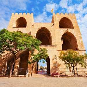 Explorează Valencia în ritmul tău cu tururi cu autobuzul hop-on hop-off – Vederi panoramice, ghiduri audio și opriri nelimitate în 2026